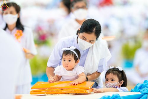 ภาพ No.51388:ประมวลภาพพิธีทอดผ้าป่าสมทบกฐิน ครั้งที่  2 เนื่องในวันครูผู้ค้นพบวิชชาธรรมกาย