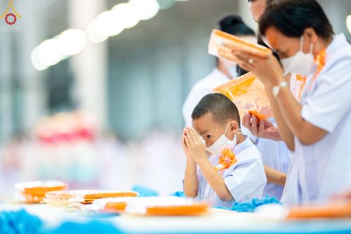 ภาพ No.51390:ประมวลภาพพิธีทอดผ้าป่าสมทบกฐิน ครั้งที่  2 เนื่องในวันครูผู้ค้นพบวิชชาธรรมกาย