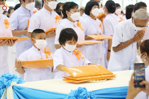 ภาพ No.51391:ประมวลภาพพิธีทอดผ้าป่าสมทบกฐิน ครั้งที่  2 เนื่องในวันครูผู้ค้นพบวิชชาธรรมกาย