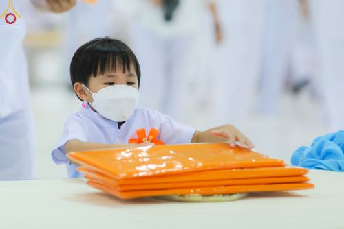 ภาพ No.51395:ประมวลภาพพิธีทอดผ้าป่าสมทบกฐิน ครั้งที่  2 เนื่องในวันครูผู้ค้นพบวิชชาธรรมกาย