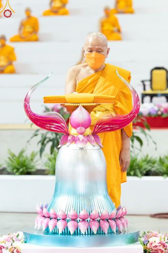 ภาพ No.51417:ประมวลภาพพิธีทอดผ้าป่าสมทบกฐิน ครั้งที่  2 เนื่องในวันครูผู้ค้นพบวิชชาธรรมกาย