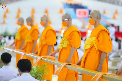 ภาพ No.51423:ประมวลภาพพิธีทอดผ้าป่าสมทบกฐิน ครั้งที่  2 เนื่องในวันครูผู้ค้นพบวิชชาธรรมกาย