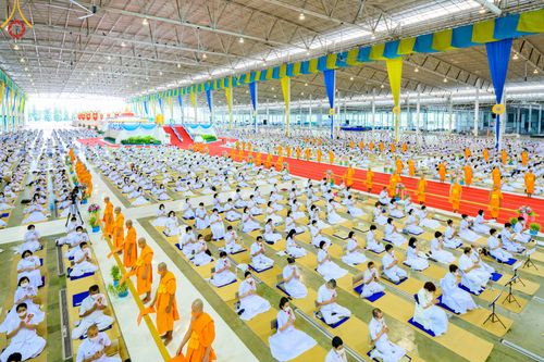 ภาพ No.51426:ประมวลภาพพิธีทอดผ้าป่าสมทบกฐิน ครั้งที่  2 เนื่องในวันครูผู้ค้นพบวิชชาธรรมกาย