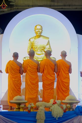 ภาพ No.51446:ประมวลภาพพิธีเจริญพระพุทธมนต์ และพิธีจุดประทีปบูชาธรรม พระมงคลเทพมุนี (สด จนฺทสโร) พระผู้ปราบมาร  เนื่องในวันครูผู้ค้นพบวิชชาธรรมกาย