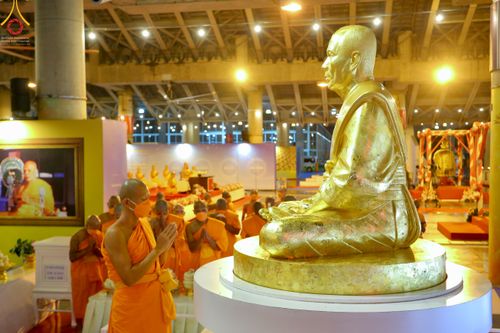 ภาพ No.51447:ประมวลภาพพิธีเจริญพระพุทธมนต์ และพิธีจุดประทีปบูชาธรรม พระมงคลเทพมุนี (สด จนฺทสโร) พระผู้ปราบมาร  เนื่องในวันครูผู้ค้นพบวิชชาธรรมกาย