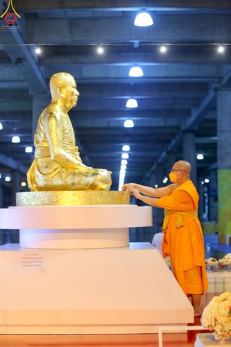 ภาพ No.51449:ประมวลภาพพิธีเจริญพระพุทธมนต์ และพิธีจุดประทีปบูชาธรรม พระมงคลเทพมุนี (สด จนฺทสโร) พระผู้ปราบมาร  เนื่องในวันครูผู้ค้นพบวิชชาธรรมกาย