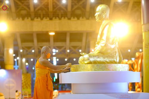 ภาพ No.51450:ประมวลภาพพิธีเจริญพระพุทธมนต์ และพิธีจุดประทีปบูชาธรรม พระมงคลเทพมุนี (สด จนฺทสโร) พระผู้ปราบมาร  เนื่องในวันครูผู้ค้นพบวิชชาธรรมกาย