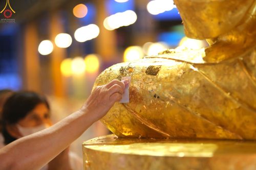 ภาพ No.51448:ประมวลภาพพิธีเจริญพระพุทธมนต์ และพิธีจุดประทีปบูชาธรรม พระมงคลเทพมุนี (สด จนฺทสโร) พระผู้ปราบมาร  เนื่องในวันครูผู้ค้นพบวิชชาธรรมกาย