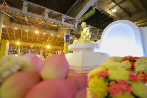 ภาพ No.51455:ประมวลภาพพิธีเจริญพระพุทธมนต์ และพิธีจุดประทีปบูชาธรรม พระมงคลเทพมุนี (สด จนฺทสโร) พระผู้ปราบมาร  เนื่องในวันครูผู้ค้นพบวิชชาธรรมกาย