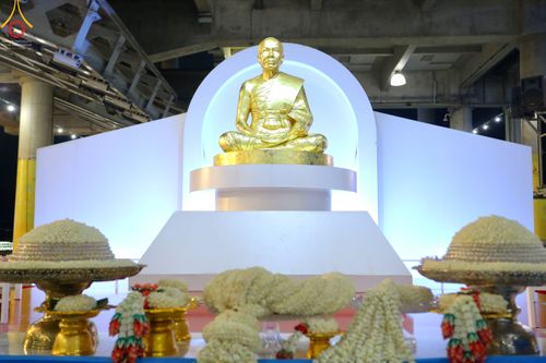 ภาพ No.51453:ประมวลภาพพิธีเจริญพระพุทธมนต์ และพิธีจุดประทีปบูชาธรรม พระมงคลเทพมุนี (สด จนฺทสโร) พระผู้ปราบมาร  เนื่องในวันครูผู้ค้นพบวิชชาธรรมกาย