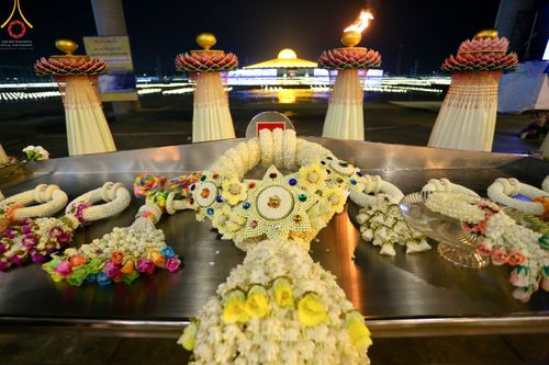 ภาพ No.51467:ประมวลภาพพิธีเจริญพระพุทธมนต์ และพิธีจุดประทีปบูชาธรรม พระมงคลเทพมุนี (สด จนฺทสโร) พระผู้ปราบมาร  เนื่องในวันครูผู้ค้นพบวิชชาธรรมกาย