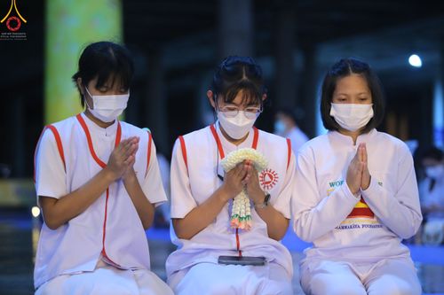 ภาพ No.51452:ประมวลภาพพิธีเจริญพระพุทธมนต์ และพิธีจุดประทีปบูชาธรรม พระมงคลเทพมุนี (สด จนฺทสโร) พระผู้ปราบมาร  เนื่องในวันครูผู้ค้นพบวิชชาธรรมกาย