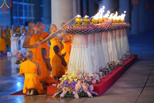 ภาพ No.51456:ประมวลภาพพิธีเจริญพระพุทธมนต์ และพิธีจุดประทีปบูชาธรรม พระมงคลเทพมุนี (สด จนฺทสโร) พระผู้ปราบมาร  เนื่องในวันครูผู้ค้นพบวิชชาธรรมกาย