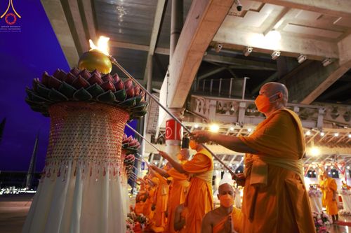 ภาพ No.51457:ประมวลภาพพิธีเจริญพระพุทธมนต์ และพิธีจุดประทีปบูชาธรรม พระมงคลเทพมุนี (สด จนฺทสโร) พระผู้ปราบมาร  เนื่องในวันครูผู้ค้นพบวิชชาธรรมกาย