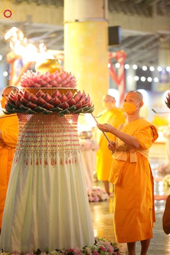 ภาพ No.51458:ประมวลภาพพิธีเจริญพระพุทธมนต์ และพิธีจุดประทีปบูชาธรรม พระมงคลเทพมุนี (สด จนฺทสโร) พระผู้ปราบมาร  เนื่องในวันครูผู้ค้นพบวิชชาธรรมกาย