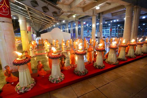 ภาพ No.51459:ประมวลภาพพิธีเจริญพระพุทธมนต์ และพิธีจุดประทีปบูชาธรรม พระมงคลเทพมุนี (สด จนฺทสโร) พระผู้ปราบมาร  เนื่องในวันครูผู้ค้นพบวิชชาธรรมกาย