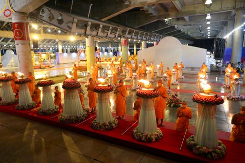 ภาพ No.51461:ประมวลภาพพิธีเจริญพระพุทธมนต์ และพิธีจุดประทีปบูชาธรรม พระมงคลเทพมุนี (สด จนฺทสโร) พระผู้ปราบมาร  เนื่องในวันครูผู้ค้นพบวิชชาธรรมกาย