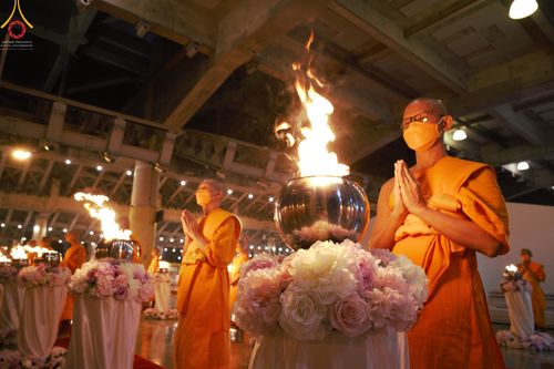 ภาพ No.51462:ประมวลภาพพิธีเจริญพระพุทธมนต์ และพิธีจุดประทีปบูชาธรรม พระมงคลเทพมุนี (สด จนฺทสโร) พระผู้ปราบมาร  เนื่องในวันครูผู้ค้นพบวิชชาธรรมกาย