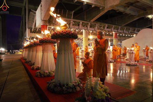 ภาพ No.51466:ประมวลภาพพิธีเจริญพระพุทธมนต์ และพิธีจุดประทีปบูชาธรรม พระมงคลเทพมุนี (สด จนฺทสโร) พระผู้ปราบมาร  เนื่องในวันครูผู้ค้นพบวิชชาธรรมกาย