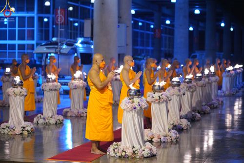 ภาพ No.51460:ประมวลภาพพิธีเจริญพระพุทธมนต์ และพิธีจุดประทีปบูชาธรรม พระมงคลเทพมุนี (สด จนฺทสโร) พระผู้ปราบมาร  เนื่องในวันครูผู้ค้นพบวิชชาธรรมกาย