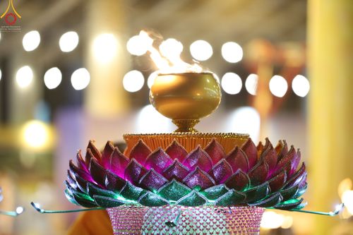 ภาพ No.51472:ประมวลภาพพิธีเจริญพระพุทธมนต์ และพิธีจุดประทีปบูชาธรรม พระมงคลเทพมุนี (สด จนฺทสโร) พระผู้ปราบมาร  เนื่องในวันครูผู้ค้นพบวิชชาธรรมกาย