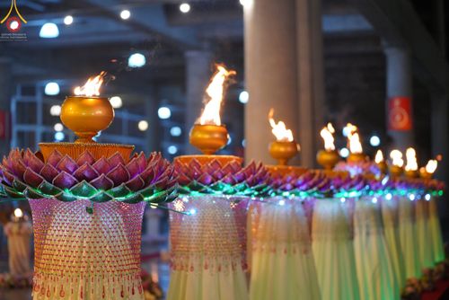 ภาพ No.51463:ประมวลภาพพิธีเจริญพระพุทธมนต์ และพิธีจุดประทีปบูชาธรรม พระมงคลเทพมุนี (สด จนฺทสโร) พระผู้ปราบมาร  เนื่องในวันครูผู้ค้นพบวิชชาธรรมกาย