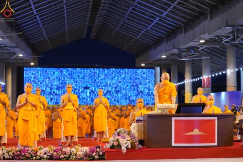 ภาพ No.51464:ประมวลภาพพิธีเจริญพระพุทธมนต์ และพิธีจุดประทีปบูชาธรรม พระมงคลเทพมุนี (สด จนฺทสโร) พระผู้ปราบมาร  เนื่องในวันครูผู้ค้นพบวิชชาธรรมกาย