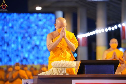 ภาพ No.51465:ประมวลภาพพิธีเจริญพระพุทธมนต์ และพิธีจุดประทีปบูชาธรรม พระมงคลเทพมุนี (สด จนฺทสโร) พระผู้ปราบมาร  เนื่องในวันครูผู้ค้นพบวิชชาธรรมกาย