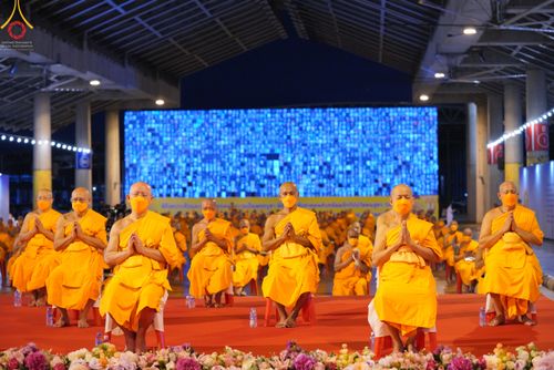 ภาพ No.51469:ประมวลภาพพิธีเจริญพระพุทธมนต์ และพิธีจุดประทีปบูชาธรรม พระมงคลเทพมุนี (สด จนฺทสโร) พระผู้ปราบมาร  เนื่องในวันครูผู้ค้นพบวิชชาธรรมกาย