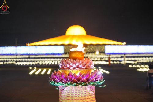 ภาพ No.51468:ประมวลภาพพิธีเจริญพระพุทธมนต์ และพิธีจุดประทีปบูชาธรรม พระมงคลเทพมุนี (สด จนฺทสโร) พระผู้ปราบมาร  เนื่องในวันครูผู้ค้นพบวิชชาธรรมกาย