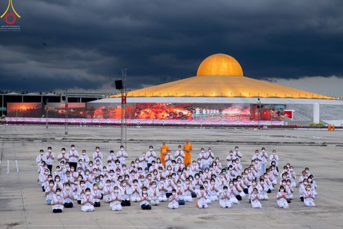 ภาพ No.51470:ประมวลภาพพิธีเจริญพระพุทธมนต์ และพิธีจุดประทีปบูชาธรรม พระมงคลเทพมุนี (สด จนฺทสโร) พระผู้ปราบมาร  เนื่องในวันครูผู้ค้นพบวิชชาธรรมกาย