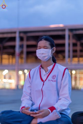 ภาพ No.51473:ประมวลภาพพิธีเจริญพระพุทธมนต์ และพิธีจุดประทีปบูชาธรรม พระมงคลเทพมุนี (สด จนฺทสโร) พระผู้ปราบมาร  เนื่องในวันครูผู้ค้นพบวิชชาธรรมกาย