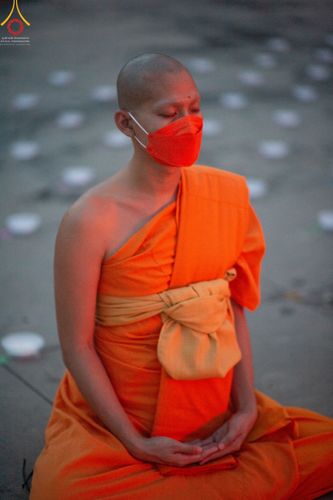 ภาพ No.51477:ประมวลภาพพิธีเจริญพระพุทธมนต์ และพิธีจุดประทีปบูชาธรรม พระมงคลเทพมุนี (สด จนฺทสโร) พระผู้ปราบมาร  เนื่องในวันครูผู้ค้นพบวิชชาธรรมกาย