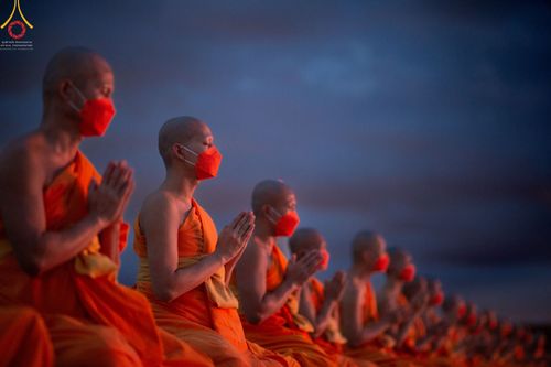 ภาพ No.51476:ประมวลภาพพิธีเจริญพระพุทธมนต์ และพิธีจุดประทีปบูชาธรรม พระมงคลเทพมุนี (สด จนฺทสโร) พระผู้ปราบมาร  เนื่องในวันครูผู้ค้นพบวิชชาธรรมกาย