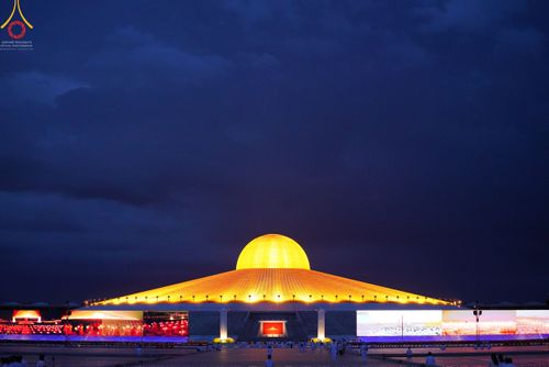 ภาพ No.51475:ประมวลภาพพิธีเจริญพระพุทธมนต์ และพิธีจุดประทีปบูชาธรรม พระมงคลเทพมุนี (สด จนฺทสโร) พระผู้ปราบมาร  เนื่องในวันครูผู้ค้นพบวิชชาธรรมกาย