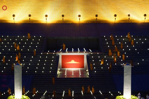 ภาพ No.51482:ประมวลภาพพิธีเจริญพระพุทธมนต์ และพิธีจุดประทีปบูชาธรรม พระมงคลเทพมุนี (สด จนฺทสโร) พระผู้ปราบมาร  เนื่องในวันครูผู้ค้นพบวิชชาธรรมกาย