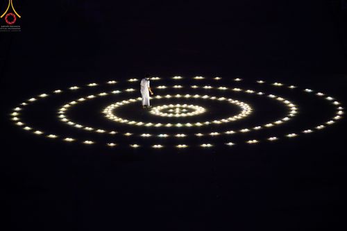 ภาพ No.51479:ประมวลภาพพิธีเจริญพระพุทธมนต์ และพิธีจุดประทีปบูชาธรรม พระมงคลเทพมุนี (สด จนฺทสโร) พระผู้ปราบมาร  เนื่องในวันครูผู้ค้นพบวิชชาธรรมกาย