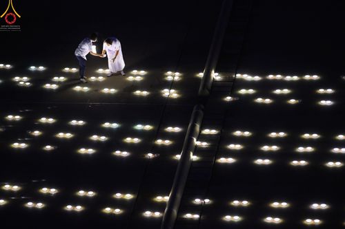 ภาพ No.51483:ประมวลภาพพิธีเจริญพระพุทธมนต์ และพิธีจุดประทีปบูชาธรรม พระมงคลเทพมุนี (สด จนฺทสโร) พระผู้ปราบมาร  เนื่องในวันครูผู้ค้นพบวิชชาธรรมกาย
