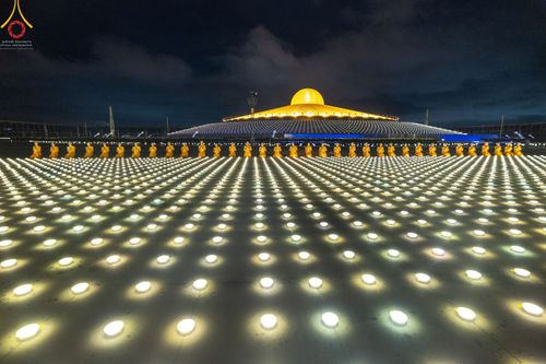 ภาพ No.51484:ประมวลภาพพิธีเจริญพระพุทธมนต์ และพิธีจุดประทีปบูชาธรรม พระมงคลเทพมุนี (สด จนฺทสโร) พระผู้ปราบมาร  เนื่องในวันครูผู้ค้นพบวิชชาธรรมกาย