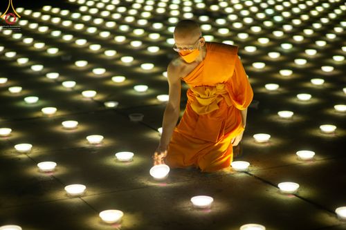 ภาพ No.51485:ประมวลภาพพิธีเจริญพระพุทธมนต์ และพิธีจุดประทีปบูชาธรรม พระมงคลเทพมุนี (สด จนฺทสโร) พระผู้ปราบมาร  เนื่องในวันครูผู้ค้นพบวิชชาธรรมกาย