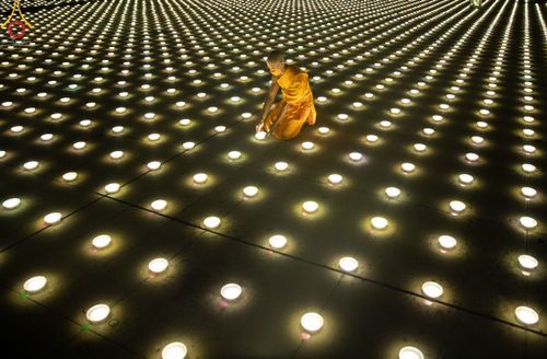 ภาพ No.51486:ประมวลภาพพิธีเจริญพระพุทธมนต์ และพิธีจุดประทีปบูชาธรรม พระมงคลเทพมุนี (สด จนฺทสโร) พระผู้ปราบมาร  เนื่องในวันครูผู้ค้นพบวิชชาธรรมกาย