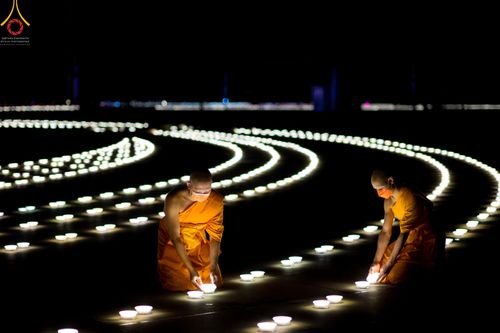 ภาพ No.51488:ประมวลภาพพิธีเจริญพระพุทธมนต์ และพิธีจุดประทีปบูชาธรรม พระมงคลเทพมุนี (สด จนฺทสโร) พระผู้ปราบมาร  เนื่องในวันครูผู้ค้นพบวิชชาธรรมกาย