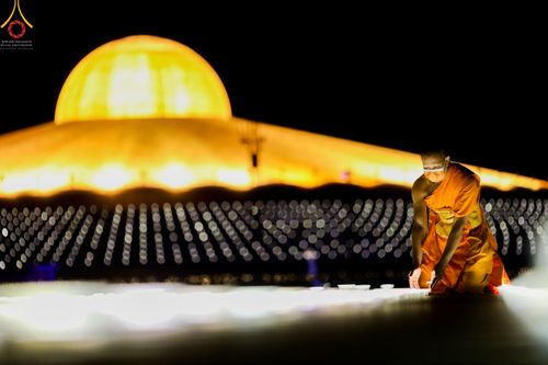ภาพ No.51489:ประมวลภาพพิธีเจริญพระพุทธมนต์ และพิธีจุดประทีปบูชาธรรม พระมงคลเทพมุนี (สด จนฺทสโร) พระผู้ปราบมาร  เนื่องในวันครูผู้ค้นพบวิชชาธรรมกาย