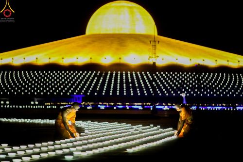 ภาพ No.51487:ประมวลภาพพิธีเจริญพระพุทธมนต์ และพิธีจุดประทีปบูชาธรรม พระมงคลเทพมุนี (สด จนฺทสโร) พระผู้ปราบมาร  เนื่องในวันครูผู้ค้นพบวิชชาธรรมกาย