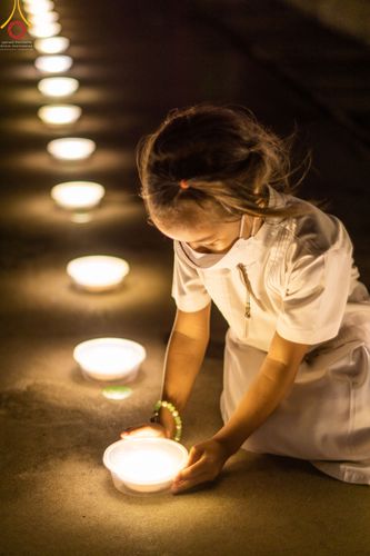 ภาพ No.51492:ประมวลภาพพิธีเจริญพระพุทธมนต์ และพิธีจุดประทีปบูชาธรรม พระมงคลเทพมุนี (สด จนฺทสโร) พระผู้ปราบมาร  เนื่องในวันครูผู้ค้นพบวิชชาธรรมกาย