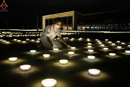 ภาพ No.51491:ประมวลภาพพิธีเจริญพระพุทธมนต์ และพิธีจุดประทีปบูชาธรรม พระมงคลเทพมุนี (สด จนฺทสโร) พระผู้ปราบมาร  เนื่องในวันครูผู้ค้นพบวิชชาธรรมกาย