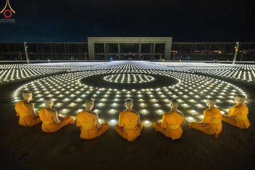 ภาพ No.51493:ประมวลภาพพิธีเจริญพระพุทธมนต์ และพิธีจุดประทีปบูชาธรรม พระมงคลเทพมุนี (สด จนฺทสโร) พระผู้ปราบมาร  เนื่องในวันครูผู้ค้นพบวิชชาธรรมกาย