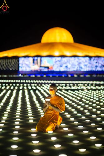 ภาพ No.51494:ประมวลภาพพิธีเจริญพระพุทธมนต์ และพิธีจุดประทีปบูชาธรรม พระมงคลเทพมุนี (สด จนฺทสโร) พระผู้ปราบมาร  เนื่องในวันครูผู้ค้นพบวิชชาธรรมกาย