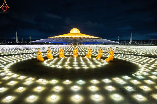 ภาพ No.51495:ประมวลภาพพิธีเจริญพระพุทธมนต์ และพิธีจุดประทีปบูชาธรรม พระมงคลเทพมุนี (สด จนฺทสโร) พระผู้ปราบมาร  เนื่องในวันครูผู้ค้นพบวิชชาธรรมกาย
