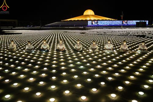 ภาพ No.51496:ประมวลภาพพิธีเจริญพระพุทธมนต์ และพิธีจุดประทีปบูชาธรรม พระมงคลเทพมุนี (สด จนฺทสโร) พระผู้ปราบมาร  เนื่องในวันครูผู้ค้นพบวิชชาธรรมกาย
